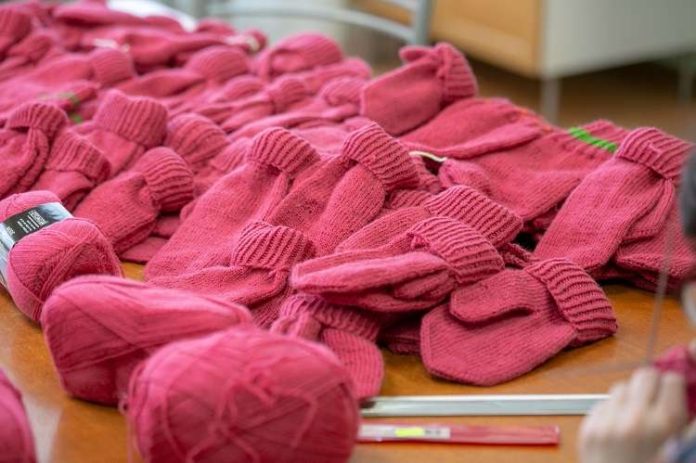 Проживающие в Климовском доме-интернате вяжут варежки для участников «Универсиады-2019» в Красноярске