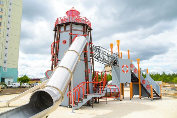 Детский игровой комплекс установили на строящемся участке бульвара 65-летия Победы в Кузнечиках Детский игровой комплекс установили на строящемся участке бульвара 65-летия Победы в Кузнечиках