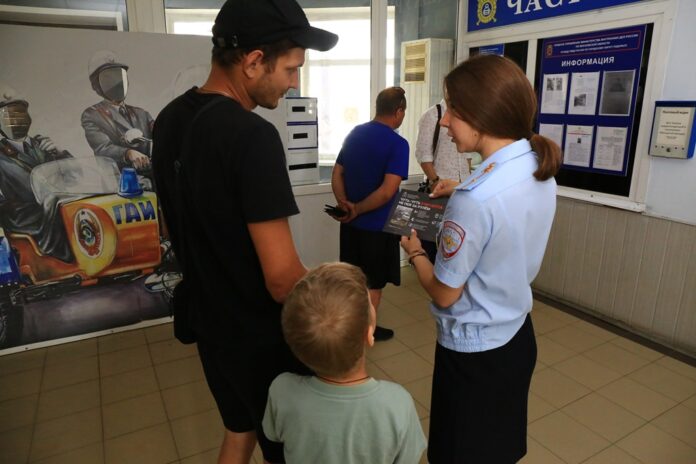 Автоинспекторы провели информационно-разъяснительные беседы с посетителями  автозаправочных комплексов и  отдела Госавтоинспекции ... Автоинспекторы провели информационно-разъяснительные беседы с посетителями  автозаправочных комплексов и  отдела Госавтоинспекции ...