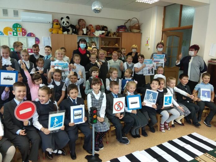 В прогимназии поселка Романцево прошел урок дорожной  безопасности В прогимназии поселка Романцево прошел урок дорожной  безопасности