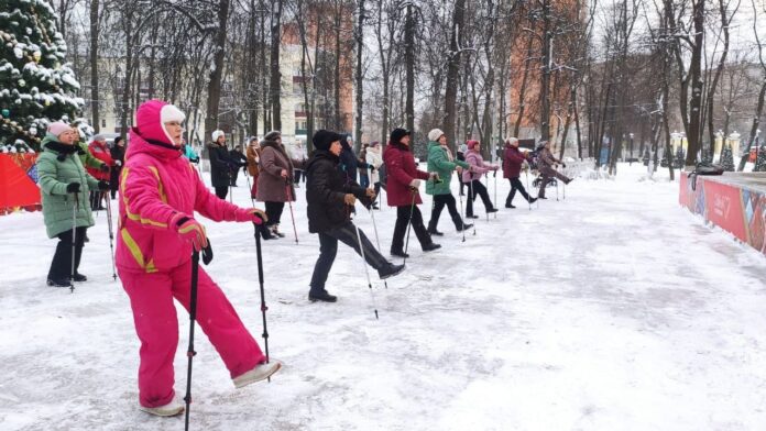 Продолжаются бесплатные занятия по скандинавской ходьбе в парке им. Талалихина