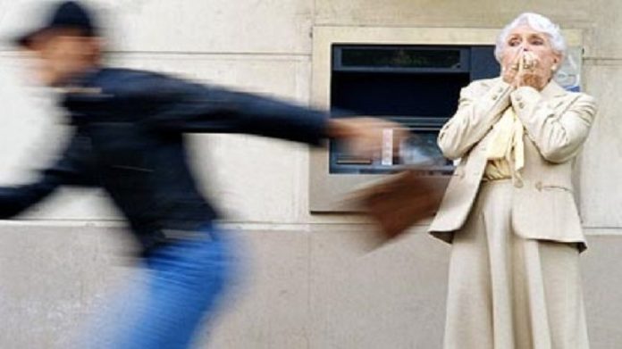 Сотрудники полиции задержали подозреваемого в грабеже пенсионерки Сотрудники полиции задержали подозреваемого в грабеже пенсионерки