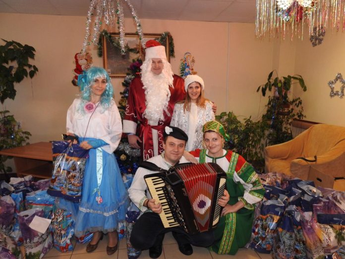 Волонтеры поздравили бабушек и дедушек с Новым годом