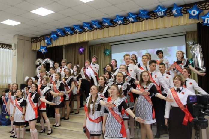 Депутат Мособлдумы Павел Максимович поздравил выпускников  Большого Подольска