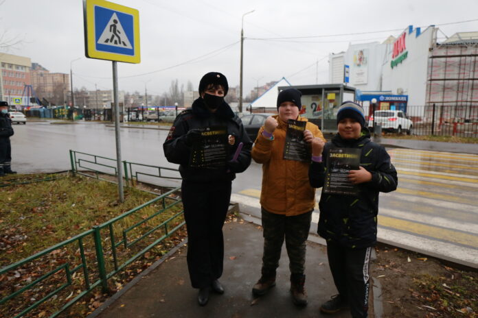 В рамках социального раунда «Засветись!» подольские автоинспекторы информируют пешеходов о безопасности в темное время...