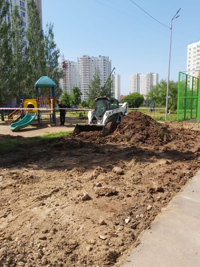 Мероприятия по установке детского игрового комплекса проводятся в микрорайоне Кузнечики