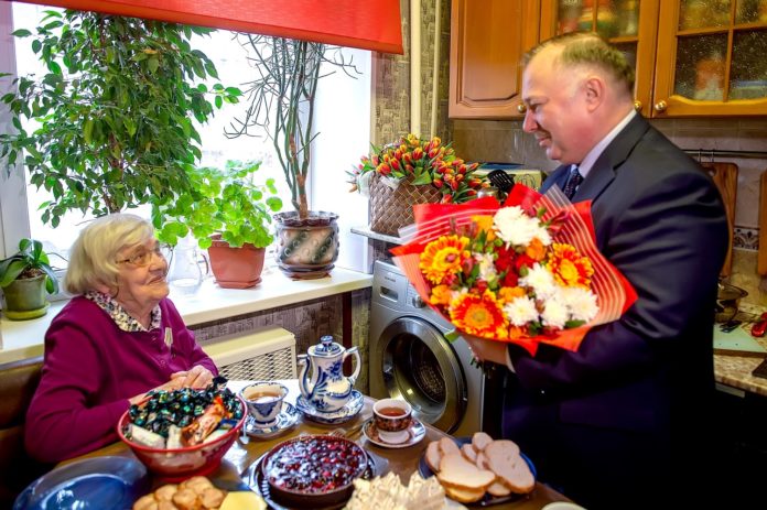 Труженица тыла Людмила Михайловна Волкова 6 марта принимала поздравления с юбилеем Труженица тыла Людмила Михайловна Волкова 6 марта принимала поздравления с юбилеем