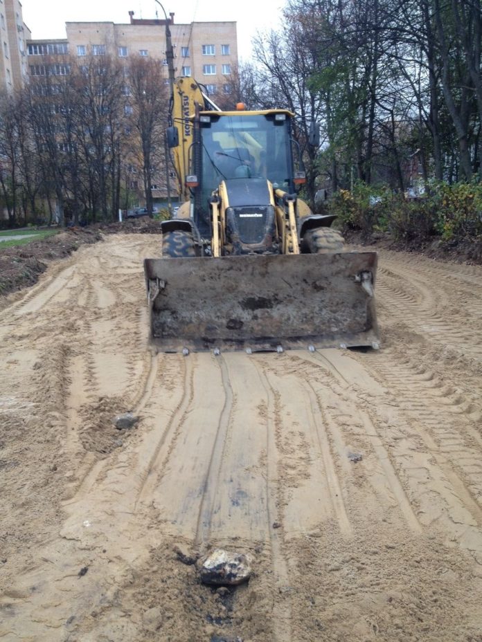 В мкр-не Климовск на улице Победы продолжаются работы по благоустройству