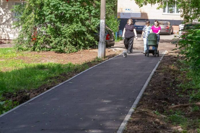 Восемь новых пешеходных дорожек уже легли на место народных троп Восемь новых пешеходных дорожек уже легли на место народных троп