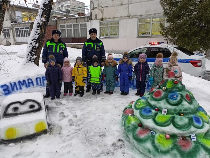 В детских садах Подмосковья сотрудники Госавтоинспекции проводят новогодние челленджи, по созданию снежных фигур В детских садах Подмосковья сотрудники Госавтоинспекции проводят новогодние челленджи, по созданию снежных фигур