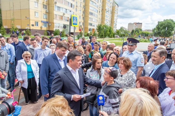 Губернатор Андрей Воробьев осмотрел новую пешеходную зону на улице 50 лет ВЛКСМ в Подольске