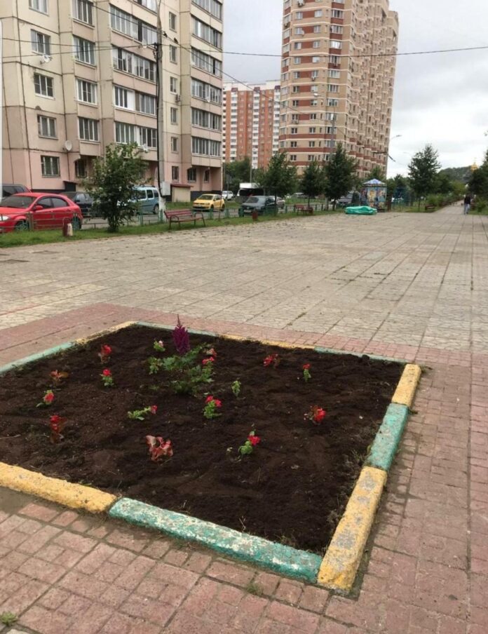 В Большом Подольске по просьбе жителей облагородили цветочную клумбу
