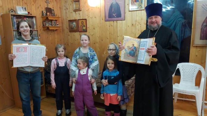 Настоятель Благовещенского храма провел занятия с учащимися воскресной школы Настоятель Благовещенского храма провел занятия с учащимися воскресной школы