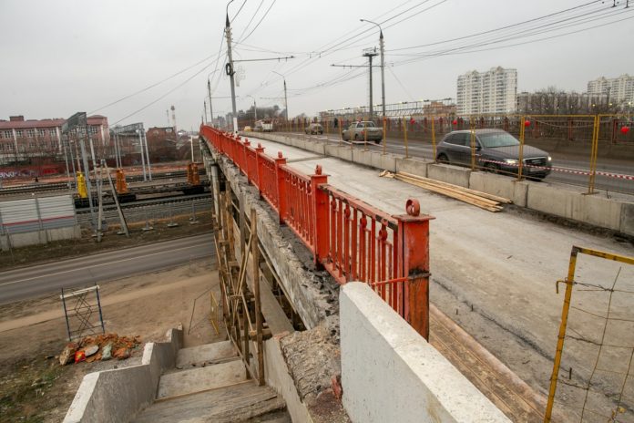 На Комсомольской улице в  Подольске продолжается ремонт путепровода На Комсомольской улице в  Подольске продолжается ремонт путепровода