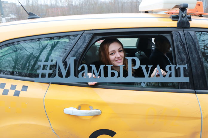 В День матери сотрудники Госавтоинспекции Городского округа Подольск провели акцию «Мамы рулят»