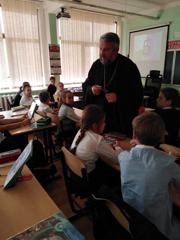 Настоятель Благовещенского храма деревни Матвеевское Андрей Саломасов совершил визит в школу № 13 Настоятель Благовещенского храма деревни Матвеевское Андрей Саломасов совершил визит в школу № 13