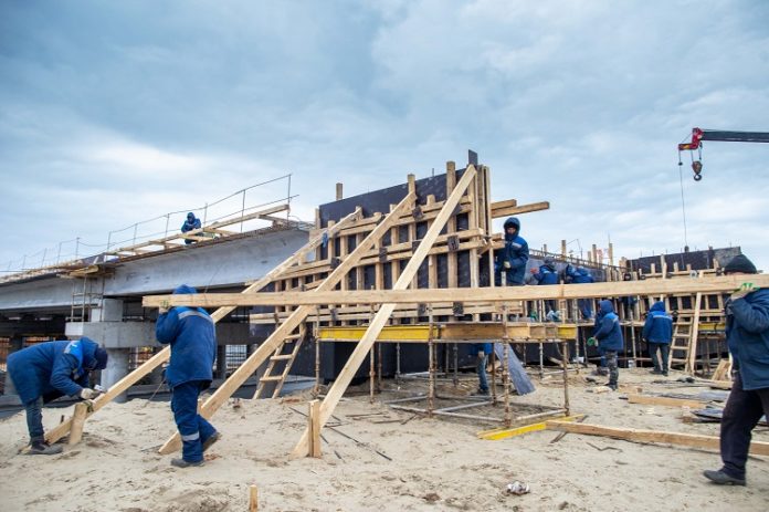 Завершаются работы по монтажу путепровода через трассу М2 «Крым» на территории Городского округа Подольск