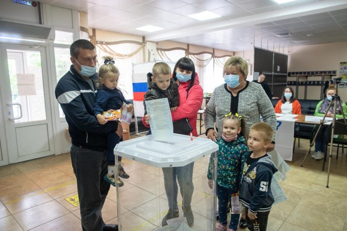 Представители разных поколений Большого Подольска принимают участие в праймериз «Единой России» Представители разных поколений Большого Подольска принимают участие в праймериз «Единой России»