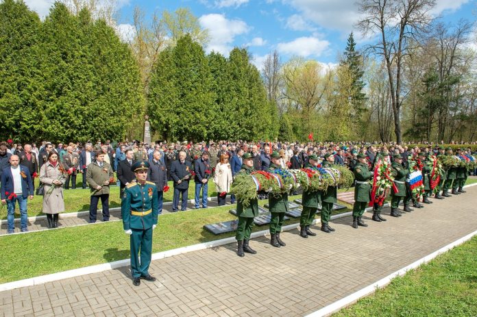 Памятное мероприятие, посвященное 76-й годовщине Великой Победы, состоялось у Братских могил на кладбище «Красная... Памятное мероприятие, посвященное 76-й годовщине Великой Победы, состоялось у Братских могил на кладбище «Красная...
