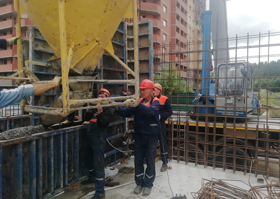 Ведутся работы по устройству стен и опор пешеходного перехода на Старосимферопольском шоссе в Подольске Ведутся работы по устройству стен и опор пешеходного перехода на Старосимферопольском шоссе в Подольске