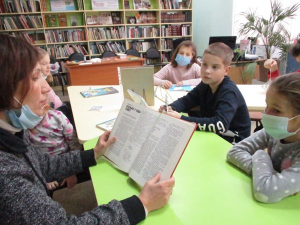 Представители библиотеки № 5 познакомили юных подольчан с книгой детского писателя Олега Кургузова “По...