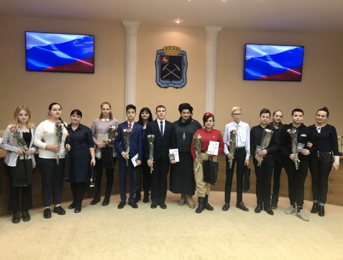 Сегодня торжественно вручили паспорта юным гражданам России в Подольске Сегодня торжественно вручили паспорта юным гражданам России в Подольске