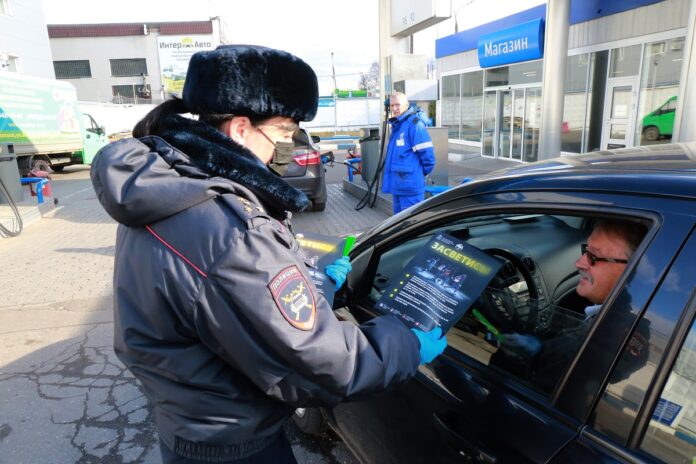 Подольские автоинспекторы провели тематические беседы на автозаправочных станциях в рамках раунда «Засветись!» Подольские автоинспекторы провели тематические беседы на автозаправочных станциях в рамках раунда «Засветись!»