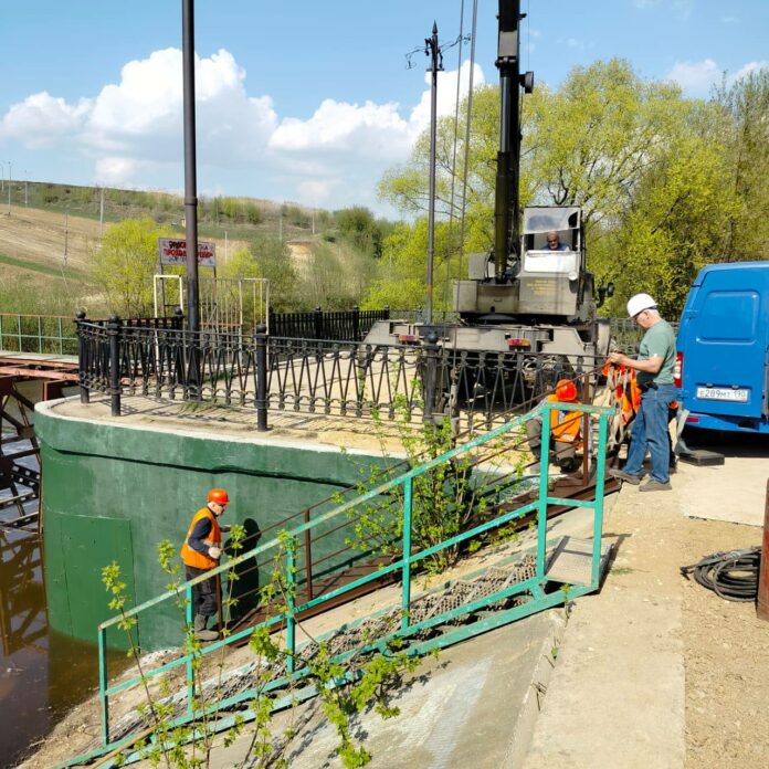 Плотину на реке Пахре приводят в порядок