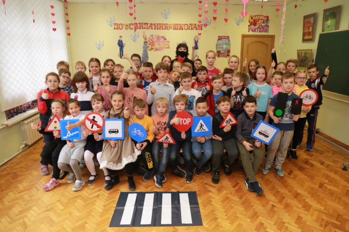 Участие в профилактическом мероприятии «Внимание, дорога!» приняли ученики подольского Лицея «Экус» Участие в профилактическом мероприятии «Внимание, дорога!» приняли ученики подольского Лицея «Экус»