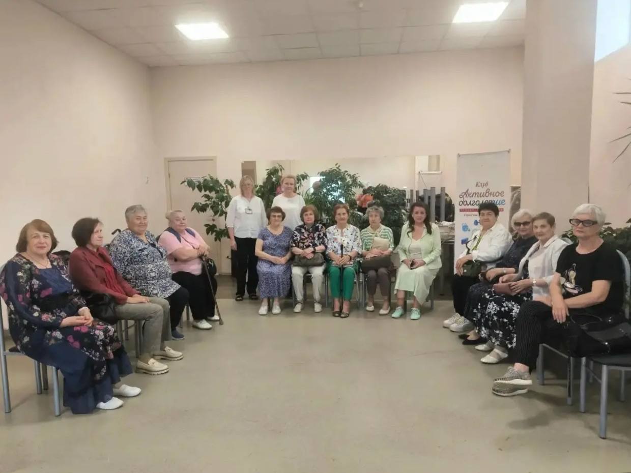 Сотрудники МФЦ Подольска научили участников «Активного долголетия» получать услуги онлайн