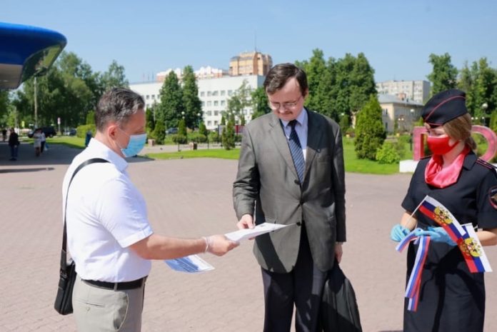 В Городском округе Подольск полицейские и общественники провели акцию «Наш дом – Россия!» В Городском округе Подольск полицейские и общественники провели акцию «Наш дом – Россия!»