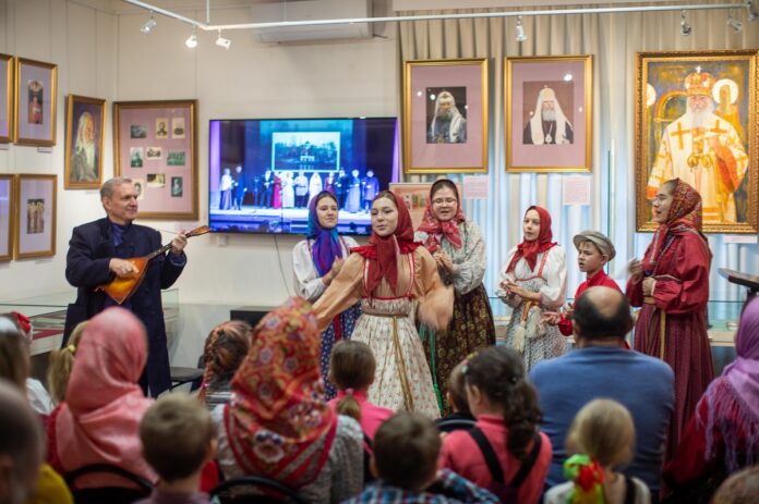 Уникальная выставка «Мода и крестьянский костюм» открылась в музее-заповеднике «Подолье»