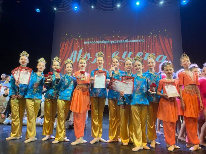 Юные балерины студии «Синяя птица» – лауреаты Всероссийского фестиваля-конкурса «Моя сцена» Юные балерины студии «Синяя птица» – лауреаты Всероссийского фестиваля-конкурса «Моя сцена»