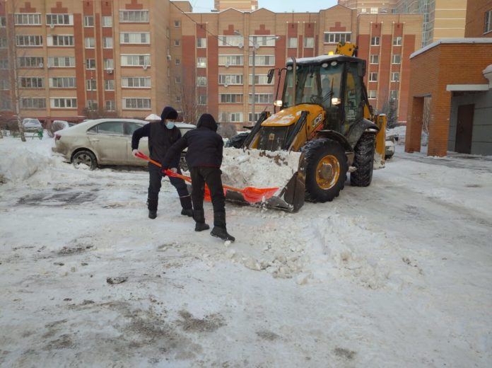 Более 580 дворников и 70 единиц техники задействованы в уборке снега