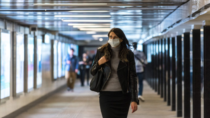 Напоминание о правильной утилизации одноразовых масок Напоминание о правильной утилизации одноразовых масок