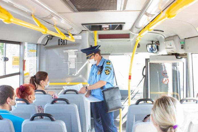 Соблюдение масочного режима проверили в общественном транспорте