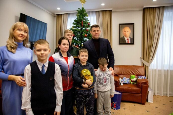 Глава Подольска исполнил мечты шести ребят, чьи записки снял накануне с «Ёлки желаний» Глава Подольска исполнил мечты шести ребят, чьи записки снял накануне с «Ёлки желаний»