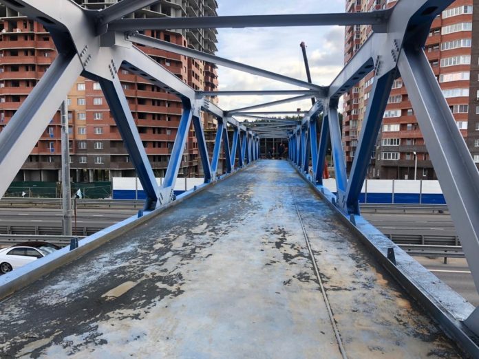 На  Старосимферопольском шоссе в Подольске завершился монтаж каркаса надземного перехода