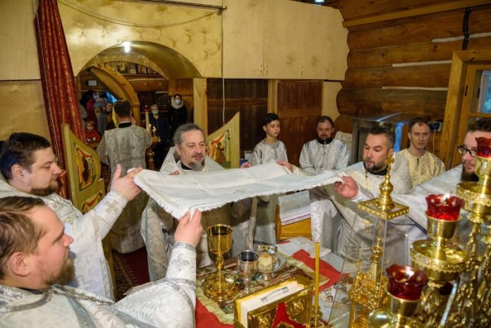 К сведению подольчан: чин освящения престола в храме Царственных страстотерпцев совершил протоиерей Олег Сердцев К сведению подольчан: чин освящения престола в храме Царственных страстотерпцев совершил протоиерей Олег Сердцев