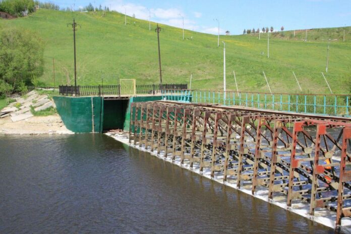 На Подольской реке собрали плотину На Подольской реке собрали плотину