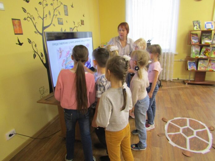 Занятия кружка «Юных путешественников» продолжаются в библиотеке № 11 Занятия кружка «Юных путешественников» продолжаются в библиотеке № 11