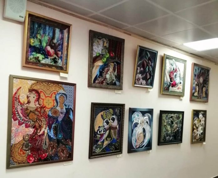 Выставка Серафимы Киселевой «Лоскутная СИМ-фония» проходит в Подольске