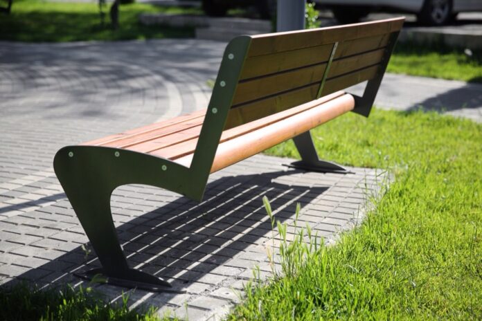 Задержаны подозреваемые в краже уличной скамьи в Подольске