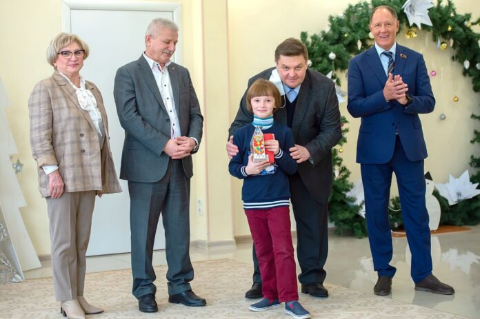 В рамках акции «Елка желаний» состоялось вручение подарков воспитанникам Подольского центра социальной помощи семье... В рамках акции «Елка желаний» состоялось вручение подарков воспитанникам Подольского центра социальной помощи семье...