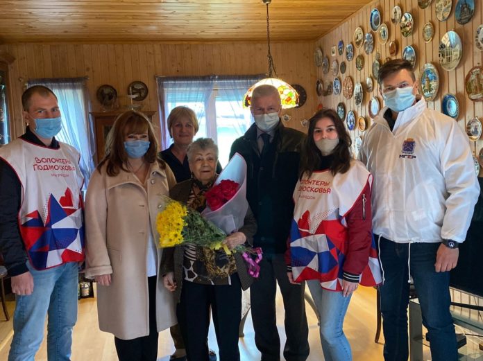 Представители администрации поздравили ветерана труда с 90-летним юбилеем Представители администрации поздравили ветерана труда с 90-летним юбилеем