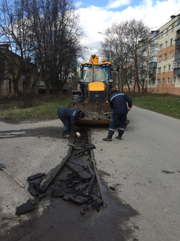 В микрорайоне Львовский по нескольким адресам проведены работы по ямочному ремонту В микрорайоне Львовский по нескольким адресам проведены работы по ямочному ремонту