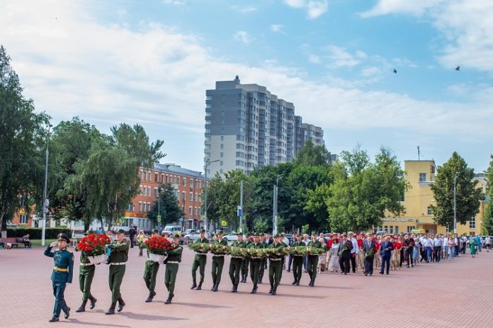 В День памяти и скорби жители округа возложили цветы к Вечному огню В День памяти и скорби жители округа возложили цветы к Вечному огню