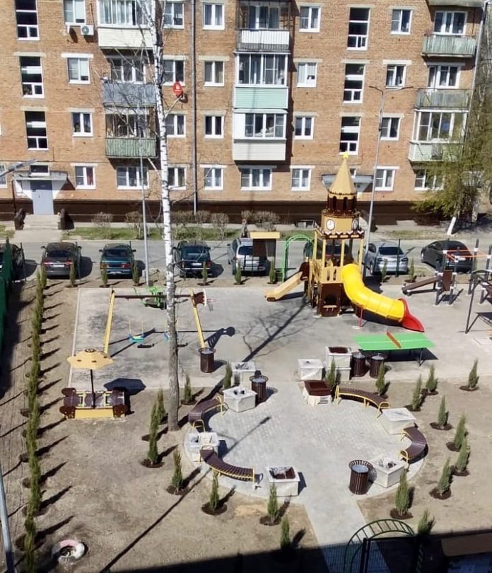 Во дворе домов № 2/18 и № 4 по улице Победы в микрорайоне Климовск...