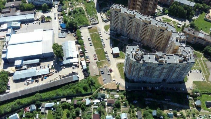 На улице Серпуховской, 7 (ЖК «Эстет») обустроены дополнительные парк. карманы на 56 машино-мест