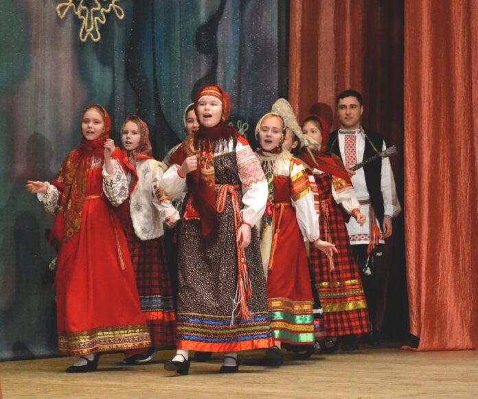 Шумно и весело прошло фольклорное представление “Рождественские забавы” в ДК “ЗИО”